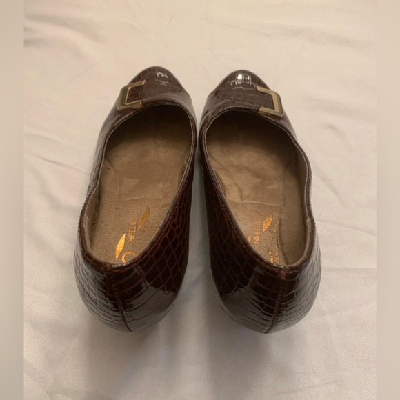 AEROSOLES Brown Crocodile Flats with Gold Buckle - Picture 2 of 6